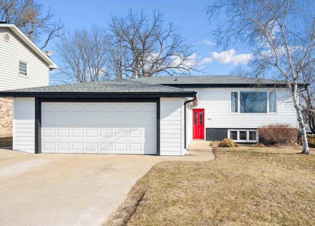 Property at 2865 Ridgeway Ave, Dubuque, IA 52001, 3 beds, 2 baths