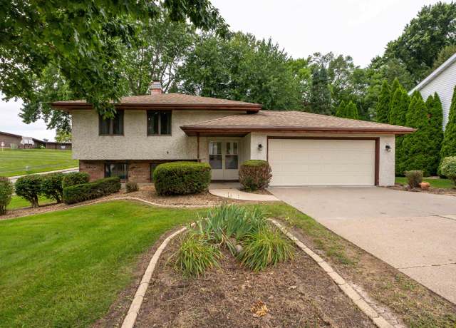 Property at 2905 Wilderness Dr, Dubuque, IA 52001, 5 beds, 3 baths