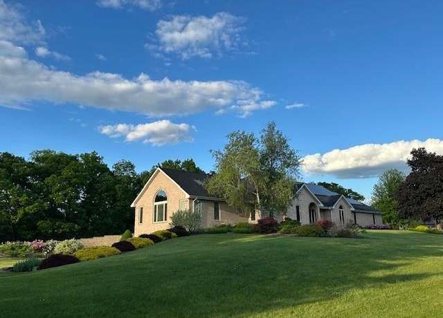Property at 87 Roosevelt Dr, East Dubuque, IL 61025, 4 beds, 3.5 baths
