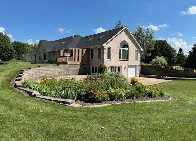 Property at 87 Roosevelt Dr, East Dubuque, IL 61025, 4 beds, 3.5 baths
