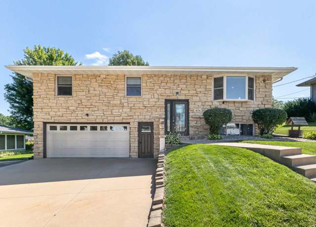 Property at 1874 Vizaleea Dr, Dubuque, IA 52002, 3 beds, 2 baths