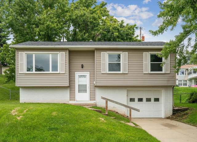 Property at 2533 Marywood Dr, Dubuque, IA 52001, 3 beds, 1.5 baths