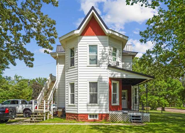 Property at 312 S Brewer St, Manchester, IA 52057, 4 beds, 2 baths