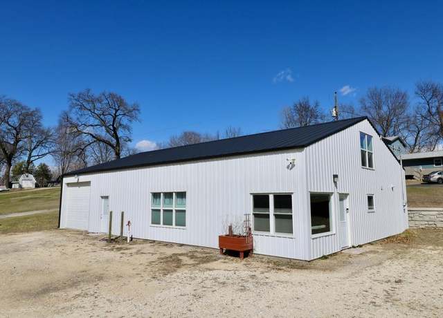 Property at 4929 Wakasu Ln, Dubuque, IA 52003, 2 beds, 2 baths