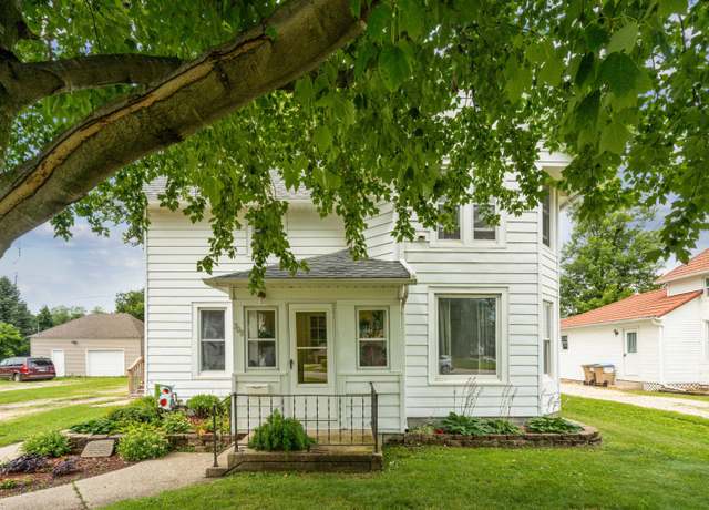 Property at 708 N Franklin St, Manchester, IA 52057, 3 beds, 2 baths