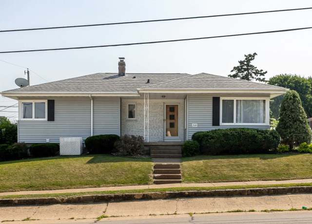 Property at 2085 Roosevelt St, Dubuque, IA 52001, 3 beds, 1 bath