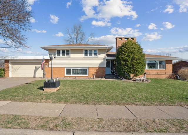Property at 1005 Boyer St, Dubuque, IA 52001, 3 beds, 2 baths