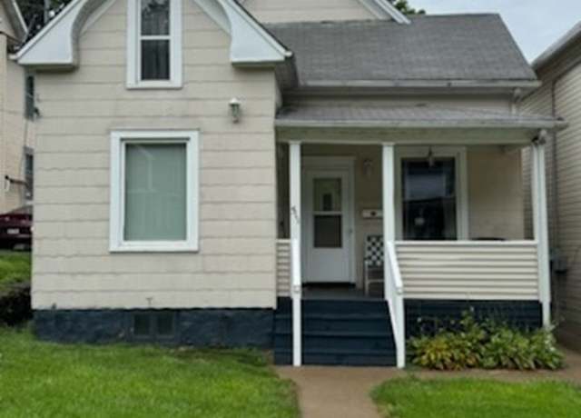 Property at 511 W 17th St, Dubuque, IA 52001, 3 beds, 1 bath