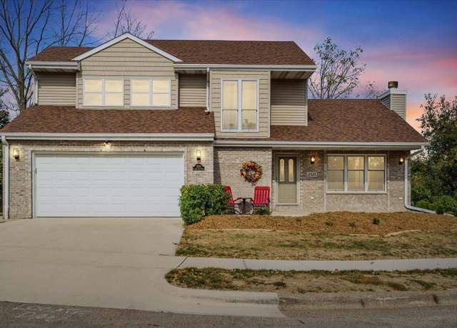 Property at 2535 Clarke Crest Dr, Dubuque, IA 52001, 4 beds, 3.5 baths