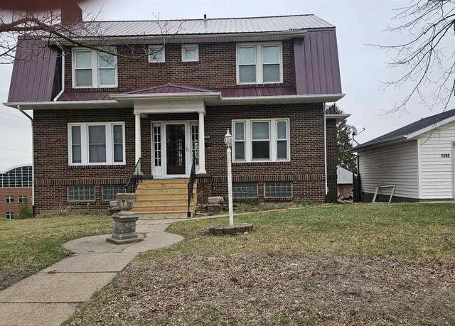 Property at 1398 Alta Vista St, Dubuque, IA 52001, 3 beds, 1.5 baths