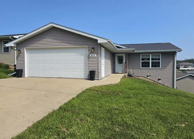 Property at 2075 Golden Eagle Dr, Dubuque, IA 52001, 3 beds, 2 baths