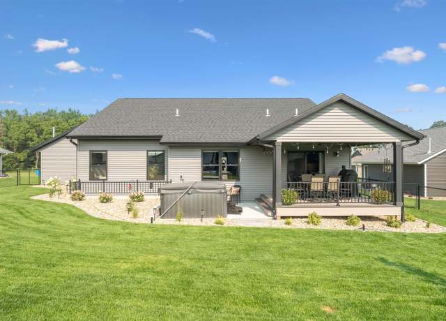 Property at 925 White Oak St, Manchester, IA 52057, 5 beds, 3 baths