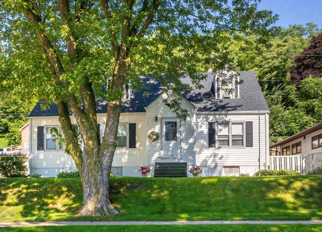 Property at 1765 Lincoln Ave, Dubuque, IA 52001, 3 beds, 2 baths