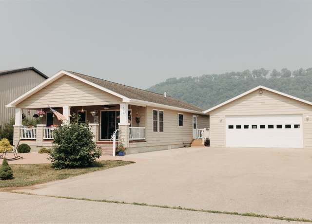 Property at 518 Sandy Point Rd, Harpers Ferry, IA 52146, 2 beds, 2 baths
