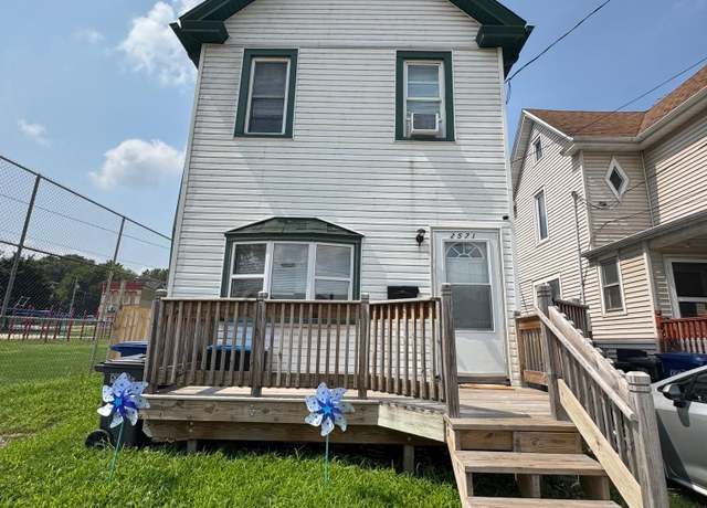 Property at 2571 White St, Dubuque, IA 52001, 3 beds, 2 baths