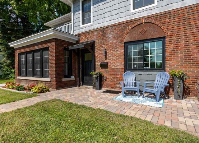 Property at 222 S Grandview Ave, Dubuque, IA 52003, 3 beds, 2.5 baths