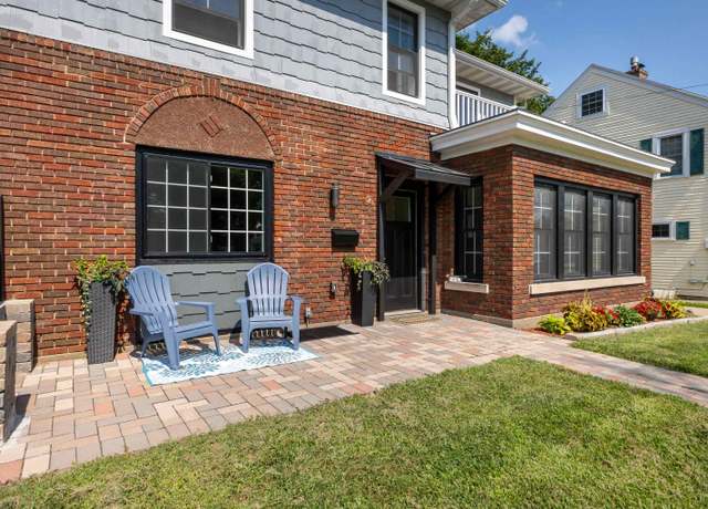 Property at 224 S Grandview Ave, Dubuque, IA 52003, 3 beds, 2.5 baths