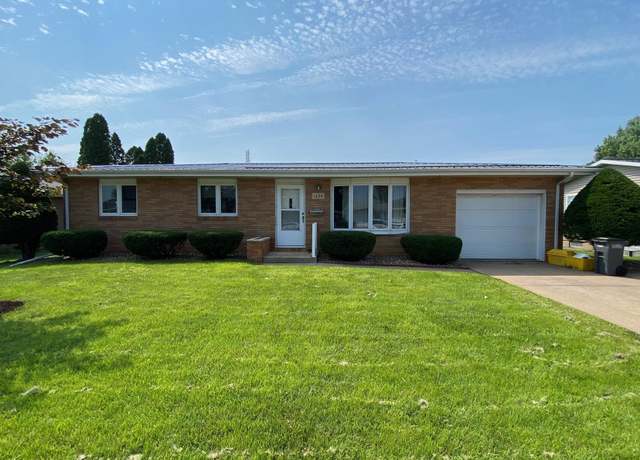 Property at 1220 Kane St, Dubuque, IA 52001, 3 beds, 1 bath