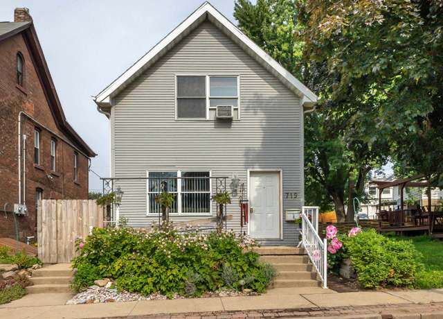 Property at 719 E 22nd St, Dubuque, IA 52001, 3 beds, 2 baths