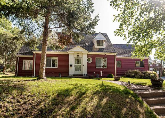 Property at 190 Bradley St, Dubuque, IA 52003, 4 beds, 3.5 baths