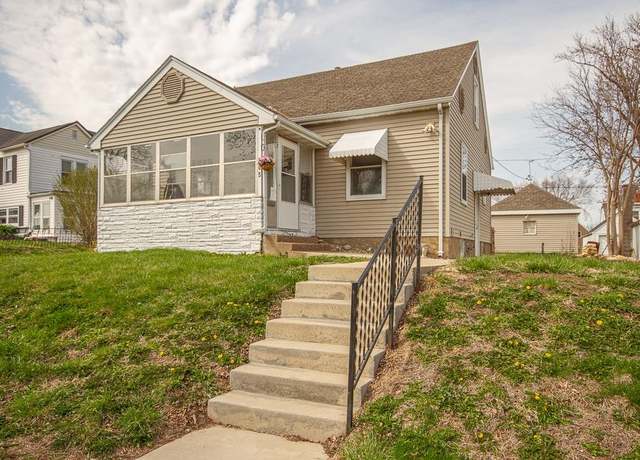 Property at 605 Groveland Pl, Dubuque, IA 52001, 3 beds, 1 bath