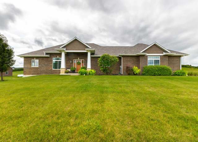 Property at 8224 Southern Hills Cir, Dubuque, IA 52003, 4 beds, 3 baths