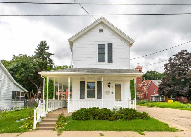 Property at 2915 White St, Dubuque, IA 52001, 3 beds, 1.5 baths