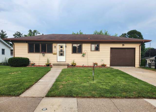 Property at 2805 Oak Crest Dr, Dubuque, IA 52001, 3 beds, 2 baths