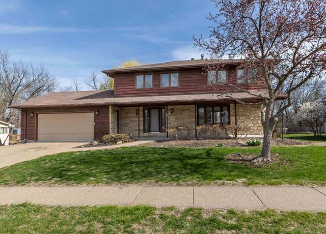 Property at 2445 Knob Hill Dr, Dubuque, IA 52003, 4 beds, 3 baths