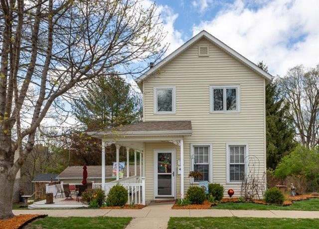 Property at 811 Cleveland Ave, Dubuque, IA 52003, 3 beds, 1.5 baths