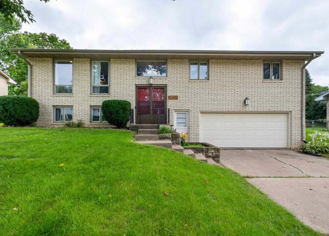 Property at 2648 Mineral St, Dubuque, IA 52001, 3 beds, 3 baths