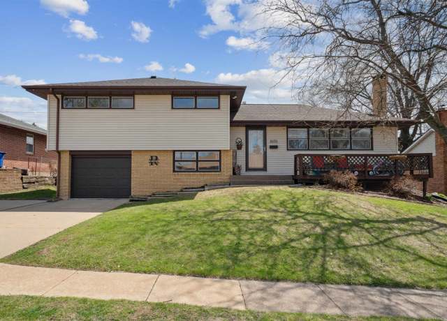 Property at 3070 Westmore Dr, Dubuque, IA 52001, 3 beds, 2 baths