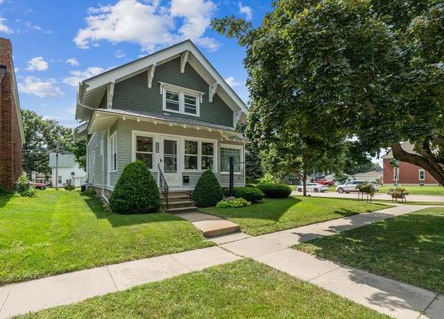 Property at 327 W 1st Ave, Dyersville, IA 52040, 4 beds, 3 baths
