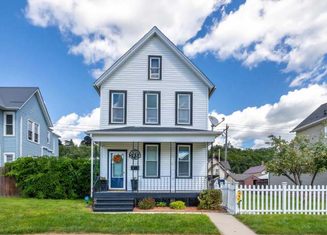 Property at 2934 Washington St, Dubuque, IA 52001, 2 beds, 1.5 baths