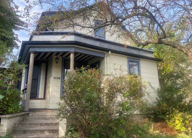 Property at 1129 Center Pl, Dubuque, IA 52001, 3 beds, 2.5 baths