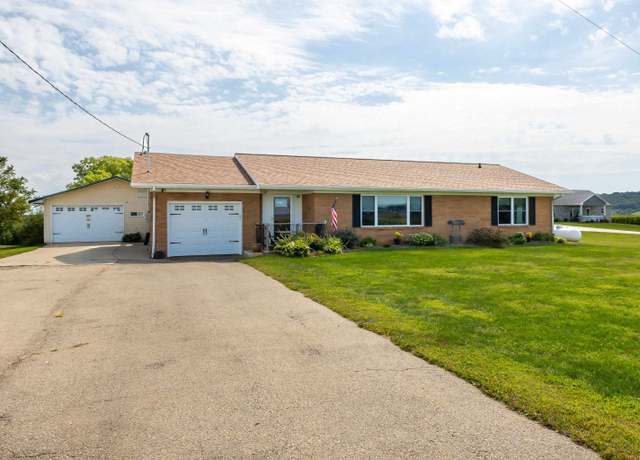 Property at 7389 Olde Massey Rd, Dubuque, IA 52003, 3 beds, 2.5 baths