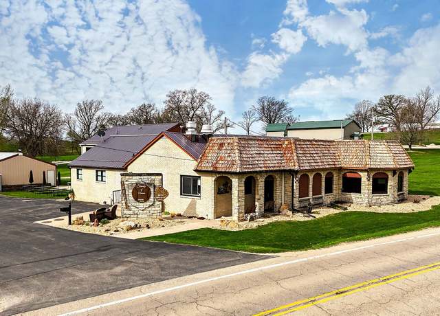 Property at 30824 Olde Hawkeye Dr, Dyersville, IA 52040, 5 beds, 5 baths
