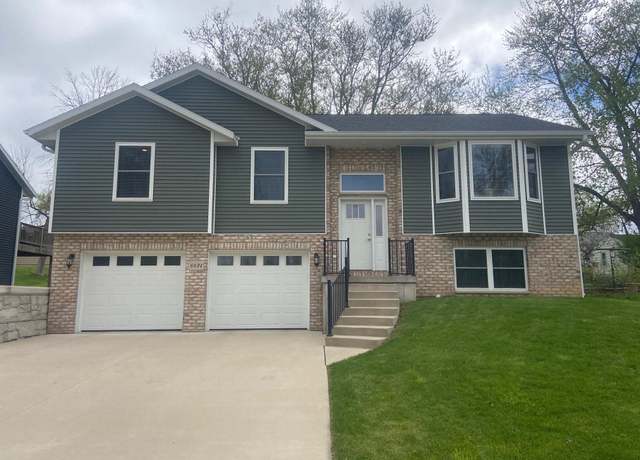 Property at 8831 Conrad Ave, East Dubuque, IL 61025, 3 beds, 3 baths