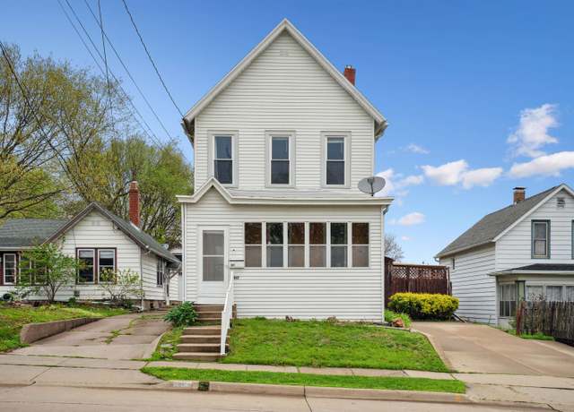 Property at 817 Clarke Dr, Dubuque, IA 52001, 2 beds, 3 baths