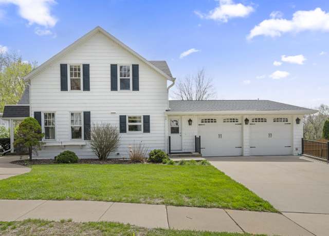 Property at 1560 Douglas St, Dubuque, IA 52001, 5 beds, 3 baths