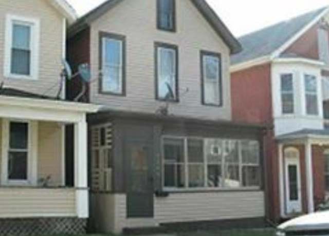 Property at 2264 Francis St, Dubuque, IA 52001, 3 beds, 1 bath