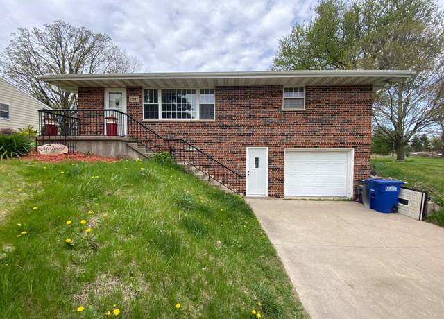 Property at 15905 Middle Rd, Dubuque, IA 52002, 3 beds, 2 baths