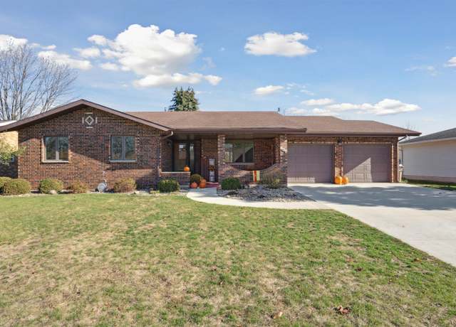 Property at 144 Crescent Dr, Manchester, IA 52057, 3 beds, 2.5 baths