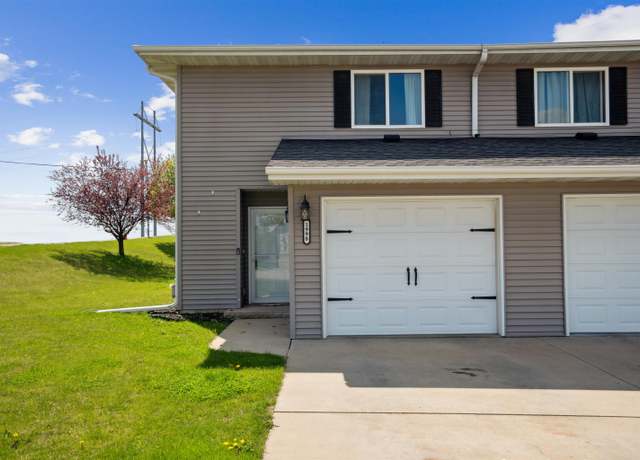 Property at 1998 Golden Eagle Dr, Dubuque, IA 52001, 3 beds, 1.5 baths