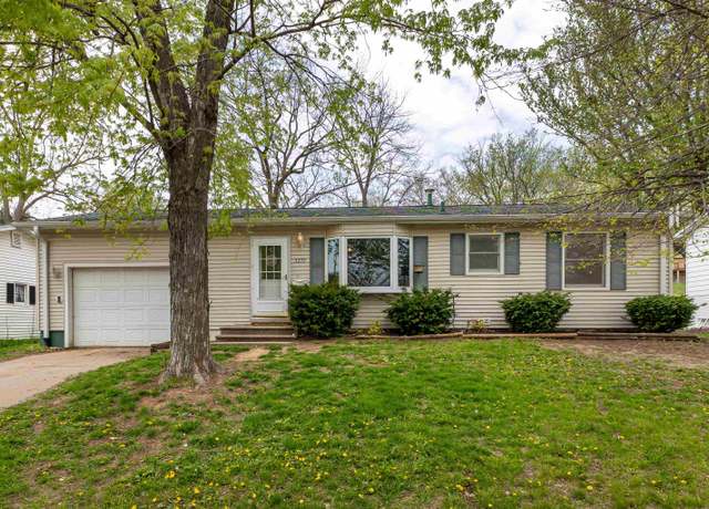 Property at 3273 Kensington Pl, Dubuque, IA 52001, 2 beds, 2 baths