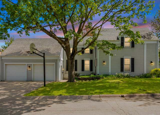 Property at 882 Laurel St, Dubuque, IA 52003, 4 beds, 3.5 baths
