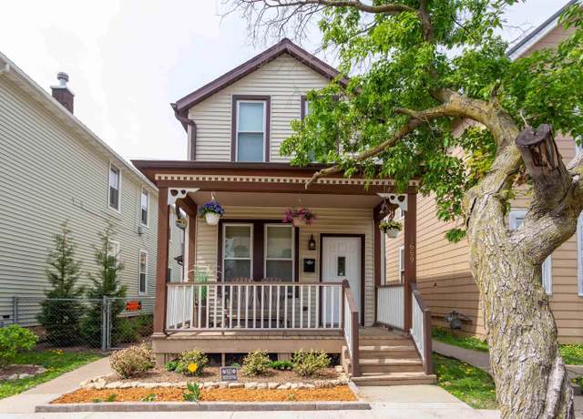 Property at 1669 Washington St, Dubuque, IA 52001, 3 beds, 1.5 baths