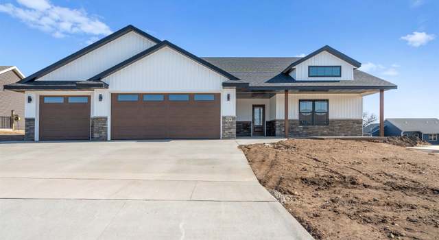 Photo of 924 Red Oak St, Manchester, IA 52057