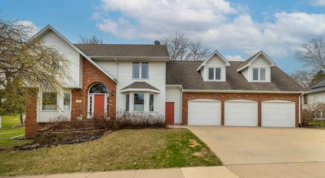 Photo of 835 Carriage Hill Dr, Dubuque, IA 52003