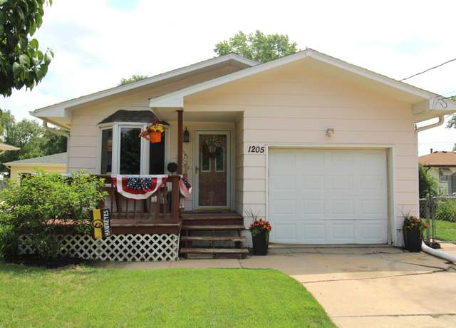 Property at 1205 N 28th St, Council Bluffs, IA 51501, 3 beds, 1 bath